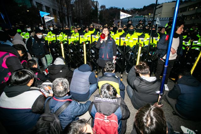 전국민주노동조합총연맹(민주노총)이 서울 용산구 대통령 관저 방향으로 행진을 진행하다가 한때 경찰과 대치하는 상황이 벌어졌다. 사진은 민주노총 조합원과 참가자들이 12일 서울 용산구 한남동 대통령 관저 인근에서 윤석열 대통령 퇴진을 촉구하며 경찰과 대치한 모습. /사진=뉴시스(민주노총 제공) 