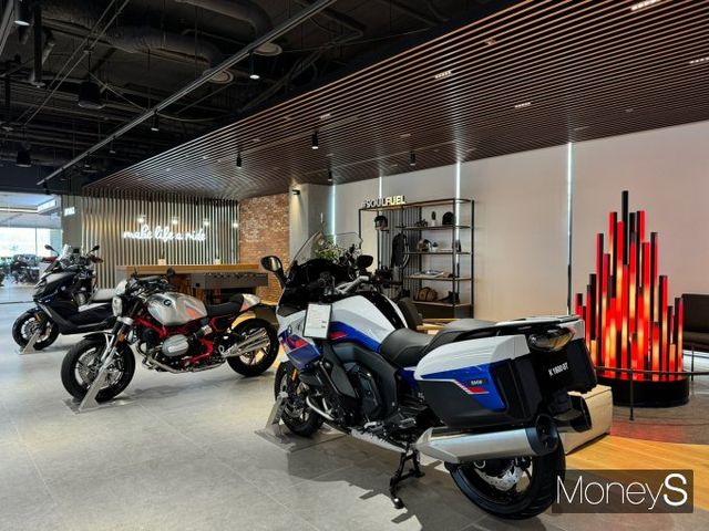 모토라드존. 오른쪽에는 모닥불 콘셉트의 휴식공간이 있다. /사진=정연 기자