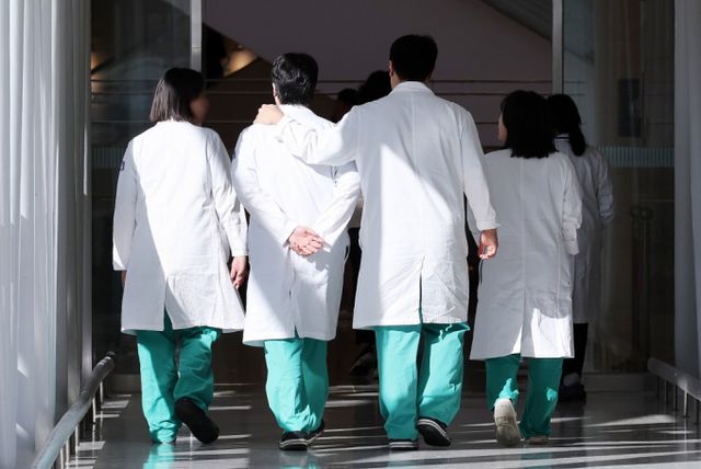 집단행동에 동참하지 않은 의사·의대생의 신상정보를 유포한 혐의를 받는 전공의가 구속 상태로 검찰 송치됐다. 사진은 지난 3일 서울의 한 대학병원에서 의료진이 분주하게 움직이는 모습. /사진=뉴스1