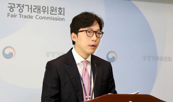 인테리어업체 플랫폼의 불공정약관이 공정거래위원회에 의해 시정됐다. 사진은 지난 11월 신용호 공정거래위원회 약관 특수거래 과장이 세종시 정부세종청사에서 결혼 준비 대행업체 불공정약관 시정 내용을 발표하는 모습으로 기사 내용과 무관. /사진=뉴스1