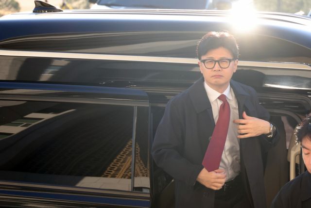 친한계 관계자가 한동훈 국민의힘 대표가 윤석열 대통령에 대한 탄핵에 찬성할 수 밖에 없다고 전했다. 진은 12일 서울 여의도 국회로 출근하는 한동훈 국민의힘 대표의 모습. /사진=뉴시스