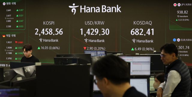 코스피와 코스닥지수가 상승 출발한 12일 오전 서울 중구 하나은행 딜링룸 전광판에 지수가 표시됐다./사진=뉴시스