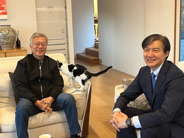 문재인 전 대통령이 조국 전 조국혁신당 대표의 의원직 상실형에 대해 위로의 마음을 전했다. 사진은 조 전 대표(오른쪽)가 지난 2월12일 경남 양산 평산마을에서 문 전 대통령을 예방한 모습. /사진=뉴시스(조 전 대표 제공) 