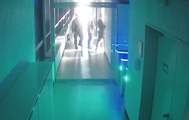 중앙선거위원회가 윤석열 대통령이 대국민 담화에서 주장한 시스템 해킹 등에 대한 의혹은 사실이 아니라고 반박했다. 사진은 지난 3일 계엄령 선포 당시 선거관리위원회에 투입된 계엄군의 모습. /사진=뉴스1(행정안전위원회 제공)