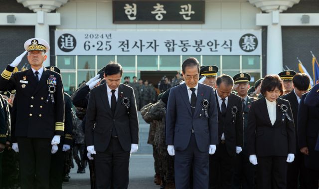 국립서울현충원에서 6·25 전사자 발굴유해 합동 봉안식이 열렸다. 사진은 한덕수 국무총리, 김선호 국방부 장관 직무대행, 강정애 국가보훈부 장관 등이 12일 서울 동작구 국립서울현충원 현충관에서 열린 2024년 6.25 전사자 합동봉안식에서 영현을 봉송하는 모습. /사진=뉴시스