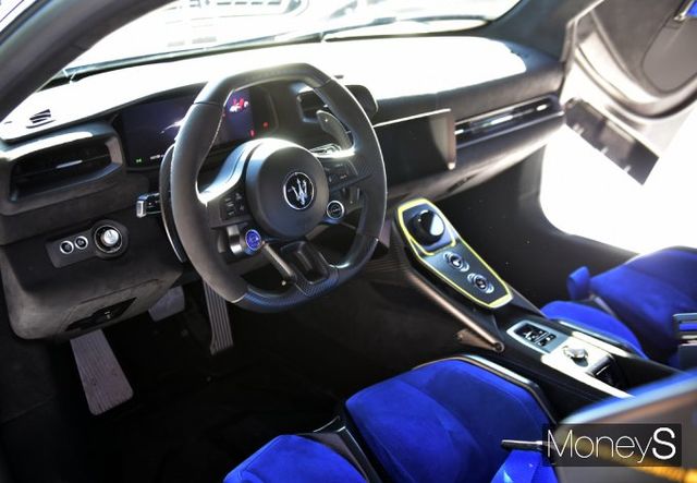 ▲ GT2 스트라달레 운전석