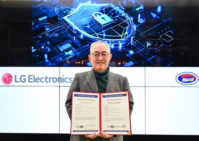 LG전자가 한국인정기구(KOLAS)로부터 IoT 분야 사이버보안 공인시험 수행 자격을 획득했다. LG전자 CTO부문 박인성 SW센터장이 IoT 분야 사이버보안 공인시험 자격 인정서를 들고 있는 모습. / 사진=LG전자