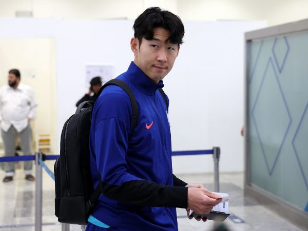 손흥민이 한 외신이 선정한 세계에서 가장 잘생긴 축구선수 9위에 올랐다. 사진은 지난달 쿠웨이트 국제 공항에서 출국 중인 손흥민의 모습. /사진=뉴시스