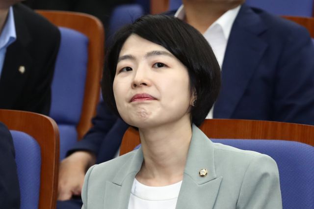 한지아 국민의힘 의원이 윤석열 대통령에 대한 2차 탄핵안 표결에 찬성표를 던질 것을 밝혔다. 사진은 지난 8월5일 서울 여의도 국회에서 열린 의원총회에 참석한 한지아 국민의힘 의원의 모습. /사진=뉴스1