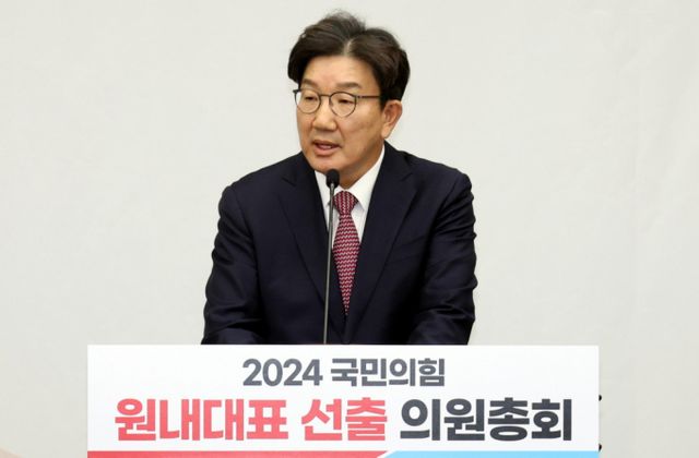  탄핵 정국에서 여당을 이끌 새 국민의힘 원내대표에 친윤(친윤석열)계로 분류되는 5선의 권성동 의원(63)이 선출됐다. 권성동 국민의힘 신임 원내대표가 12일 오전 서울 여의도 국회에서 열린 원내대표 선출을 위한 의원총회에서 당선 소감을 밝혔다. /사진=뉴시스