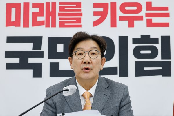 권성동 국민의힘 원내대표가 오는 14일 열리는 의원총회에서 윤석열 대통령에 대한 탄핵소추안 찬반 당론을 결정하겠다고 밝혔다. 사진은 이날 서울 여의도 국회에서 기자간담회를 하고 있는 권 원내대표의 모습. /사진=뉴스1