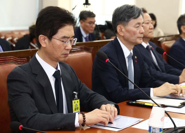 법원이 내란 혐의로 고발된 조지호 경찰청장과 김봉식 서울경찰청장에게 구속영장을 발부했다. 사진은 김 청장(왼쪽)과 조 청장(오른쪽)이 지난 5일 서울 여의도 국회에서 열린 비상계엄 관련 행정안전위원회 전체회의에 출석한 모습. /사진=뉴스1