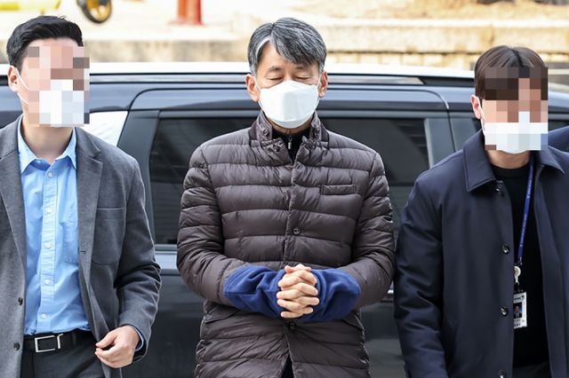 조지호 경찰청장이 구속영장 심사를 받기 위해 법정에 나섰다. 사진은 13일 서울 서초구 서울중앙지검에 구속영장 심사를 받기 위해 출석한 조지호 경찰청장의 모습. /사진=뉴스1