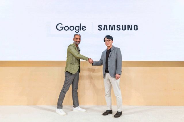 삼성전자가 구글, 퀄컴과 협력해 차세대 확장현실(XR) 기술의 새로운 장을 열었다. 사진은 미국 뉴욕 구글 캠퍼스에서 진행된 'XR 언락‘(XR Unlocked) 행사에서 최원준 삼성전자 MX사업부 개발실장 부사장과 사미르 사맛(Sameer Samat) 구글 안드로이드 에코시스템 부문 사장이 악수를 나누는 모습. /사진=삼성전자 제공