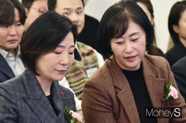 ▲ 대화 나누는 오영주 중기부 장관, 신화숙 아마존글로벌셀링코리아 대표