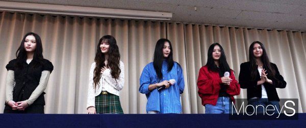 소속사 어도어에게 전속계약 해지를 선언한 뉴진스가 가족법인을 설립할 가능성이 제기되자 법조계에서는 계약 위반에 해당한다는 입장을 보였다. 사진은 지난달 28일 서울 강남구에서 긴급 기자회견을 하고 있는 뉴진스의 모습. /사진=임한별 기자