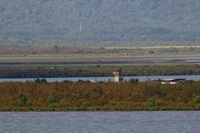 미얀마 반군인 아라칸군이 정부군 마지막 전초기지를 점령했다고 밝혔다. 사진은 지난 9월26일 미얀마와 방글라데시 국경에서 정부군과 반군이 대치 중인 모습. /사진=로이터