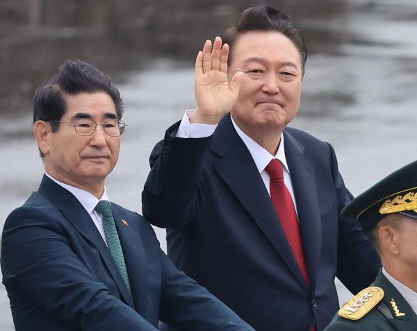 윤석열 대통령이 군 장성 출신인 한기호 국민의힘 의원을 후보로 재지명하려 했다는 보도가 전해졌다. 사진은 윤석열 대통령(사진 가운데)과 김용현 국방부장관(사진 왼쪽)의 모습. /사진=뉴스1