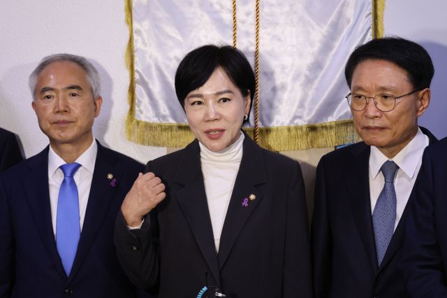 더불어민주당 부패·공익제보자 권익보호위원회가 곽종근 전 특전사령관과 김현태 707특임단장을 민주당 공익제보자 보호대상 지정 여부를 검토 중이라고 밝혔다. 사진은 전현희 민주당 공익제보자 권익보호위원장(가운데)이 지난 10월29일 서울 여의도 민주당 중앙당사에서 열린 부패공익제보센터 현판식에서 인사말을 하는 모습. /사진=뉴시스