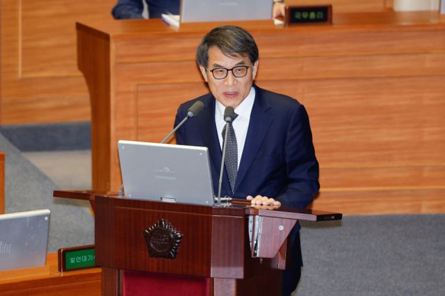 노태악 중앙선거관리위원회 위원장이 윤석열 대통령이 비상계엄 사태 원인으로 4·10 총선 부정선거 의혹을 제시한 것에 대해 상당히 충격적이라고 말했다. 사진은 노 위원장이 13일 오후 서울 여의도 국회에서 열린 제419회국회(임시회) 제3차 본회의에서 조정식 더불어민주당 의원의 윤석열 대통령 위헌적 비상계엄 선포 내란행위 관련 긴급현안질문에 답하는 모습. /사진=뉴스1