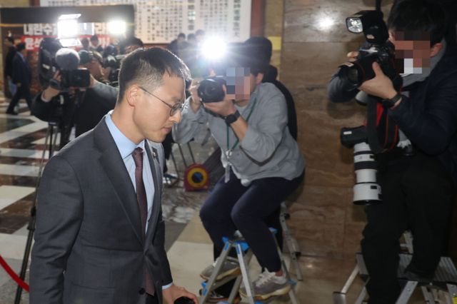 김상욱 국민의힘 의원이 윤석열 대통령에 대한 탄핵안 찬성을 공개하자 살해협박과 왕따 등을 당하고 있다고 주장했다. 사진은 지난 10일 서울 여의도 국회에서 열린 본회의에 참석하는 김상욱 국민의힘 의원. /사진=뉴시스