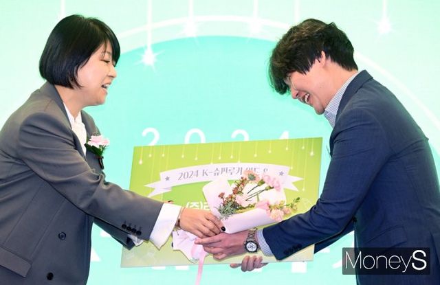 ▲ 시상하는 이선정 CJ올리브영 대표