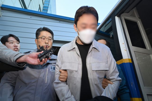 광주에서 음주운전 사망사고를 내고 달아난 '마세라티 뺑소니범'이 중형을 선고받았다. 광주 새벽 도심에서 마세라티 차량을 몰다 뺑소니 사망사고를 낸 뒤 달아났던 A씨(32)가 검찰로 송치되고 있는 모습. /사진=뉴시스