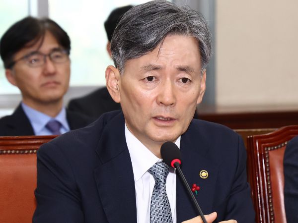 비상계엄 선포 후 군이 경찰에 위치추적을 요구했던 명단에 이재명 더불어민주당 대표의 위증교사 혐의 재판에서 무죄를 선고한 현직 판사도 포함됐다. 사진은 조지호 경찰청장이 5일 오후 서울 여의도 국회에서 열린 비상계엄 관련 행정안전위원회 전체회의에서 계엄 사태에 관한 질의에 답변하는 모습. /사진=뉴스1