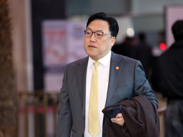  김병환 금융위원장이 12일 오전 서울 종로구 정부서울청사로 출근하고 있다./사진-뉴시스