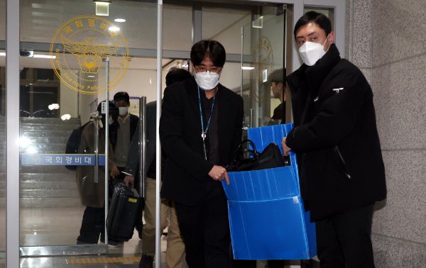 경찰이 대통령실 2차 압수수색 여부를 검토하는 중이라고 밝혔다. 비상계엄 사태를 수사하는 국가수사본부 비상계엄 특별수사단이 지난 11일 서울 여의도 국회에서 국회경비대에서 경비대장실과 CCTV 기록 등 압수수색을 마치고 차량으로 이동하는 모습. /사진=뉴시스