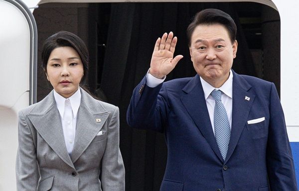 윤 대통령이 탄핵소추안 통과 이후를 대비해 법적 대응을 준비하고 있는 것으로 알려졌다. 사진은 윤석열 대통령(사진 오른쪽)과 김건희 여사(사진 왼쪽)의 모습. /사진=뉴스1