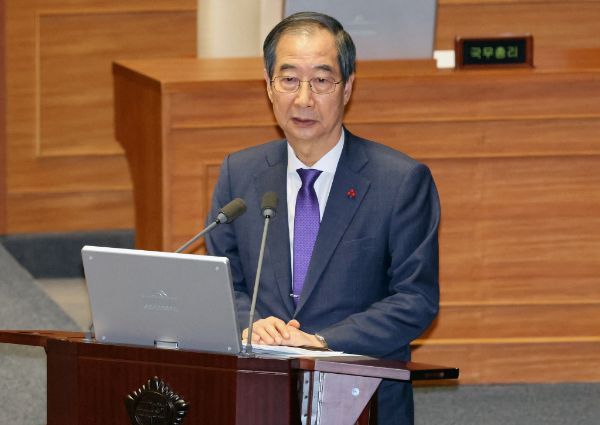 한덕수 국무총리가 윤석열 대통령이 주장한 총선 부정선거 의혹에 대해 비동의 입장을 밝혔다. 사진은 한 총리가 13일 오후 서울 여의도 국회에서 열린 제419회국회(임시회) 제3차 본회의 윤석열 대통령 위헌적 비상계엄 선포 내란 행위 관련 긴급현안질문에 답하는 모습./ 사진=뉴시스