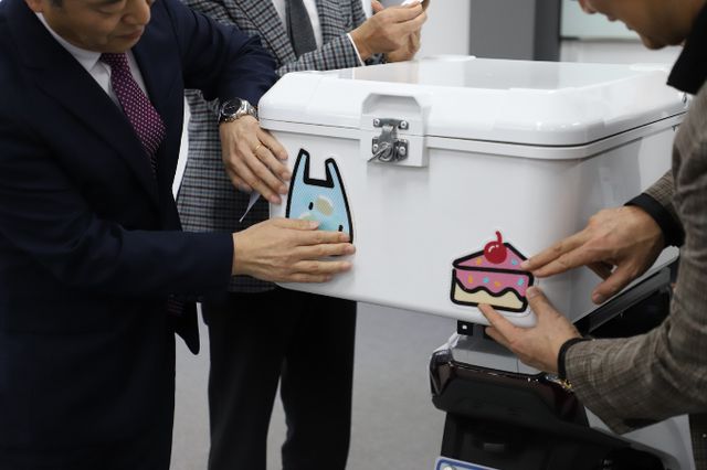 우아한청년들과 한국쓰리엠이 배달이륜차 전용 야간 안전 반사스티커를 자체적으로 만들어 배포한다. /사진=우아한청년들