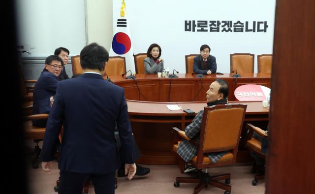 국민의힘 중진 의원들이 오는 14일 윤석열 대통령 탄핵소추안 표결을 추진에 대해 우려를 보이고 있다. 사진은 국민의힘 의원들이 13일 서울 여의도 국회에서 열린 비공개 중진의원 회동에서 회의하는 모습. /사진=뉴시스