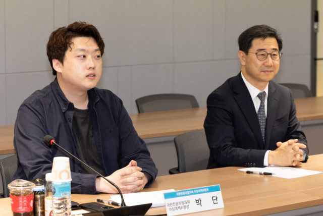 사직한 전공의와 휴학한 의대생들이 윤석열 대통령 탄핵 집회에 의료 지원을 한다. 박단 대한전공의협의회 대표가 발언하는 모습./사진=뉴시스