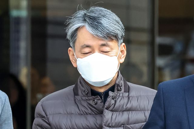 내란 공모 혐의를 받고 있는 조지호 경찰청장의 변호인을 맡은 노정환 변호사가 조 청장이 유치장 안에서 윤석열 대통령 대국민 담화 내용을 듣고 헛웃음을 지었다고 밝혔다. 사진은 조 청장이 13일 서울 서초구 서울중앙지방법원에서 열린 영장실질심사를 마친 뒤 호송차로 향하는 모습. /사진=뉴스1