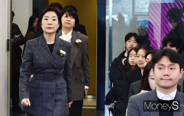 ▲ 본태 더팔라스 131에서 열린 시상식 입장하는 오영주 중기부 장관, 이선정 CJ올리브영 대표