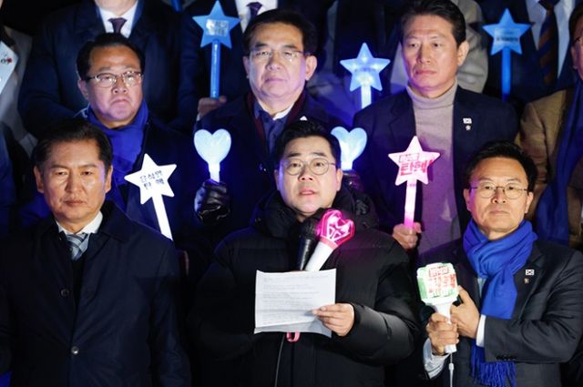 더불어민주당이 윤석열 대통령 탄핵소추안 표결에 대해 헌정질서 중단이 아닌 회복이라고 강조했다. 사진은 박찬대 더불어민주당 원내대표(맨앞 가운데)가 13일 서울 여의도 국회 본청 계단에서 응원봉을 든채 탄핵 촉구 결의문을 낭독하는 모습. /사진=뉴스1