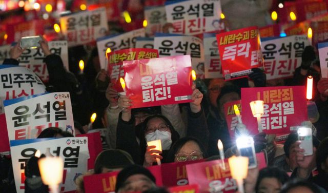윤석열 대통령 탄핵 촉구 집회 참가자들을 응원하기 위한 김밥, 커피 등 선결제가 이어지고 있다. 사진은 윤석열 대통령에 대한 1차 탄핵소추안 표결을 하루 앞둔 6일 밤 서울 여의도 국회의사당 인근에서 시민들과 정당, 시민단체가 윤 대통령 퇴진을 촉구하는 촛불 집회를 열고 있는 모습. /사진=임한별 기자