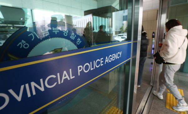 특수단은 김용현 전 국방부 장관의 비화폰을 확보하는 등 계엄 관련 인물들을 수사 중이다. 사진은 특수단이 경기남부경찰청에 대해 압수수색을 실시한 13일 오후 경기 수원시 장안구 경기남부경찰청으로 직원들이 드나드는 모습. /사진=뉴스1