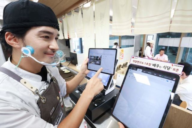 통신 3사는 새로운 성장 동력 확보를 위해 소상공인을 위한 맞춤형 서비스를 잇따라 선보이며 치열한 경쟁을 벌여왔다.사진은 LG유플러스가 더본코리아와 함께 지난해 만두가게 ‘식당연구소’ 1호점을 운영한 모습. /사진= LG유플러스 제공
