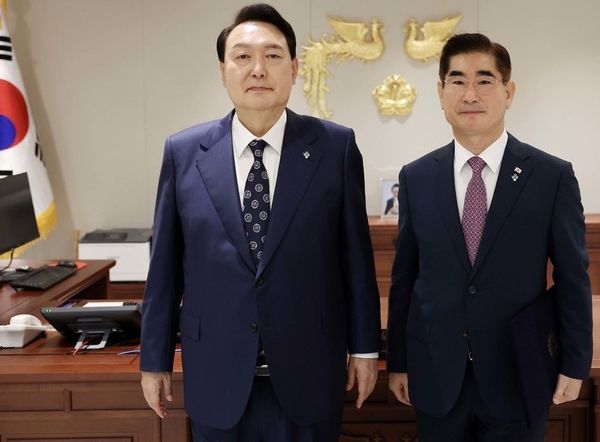 김용현 전 국방부 장관이 지난 3일 밤 비상계엄을 선포하기 전 윤석열 대통령 휴대전화로 조지호 경찰청장에게 전화한 것으로 알려졌다. 사진은 2022년 6월20일 윤석열 대통령이 서울 용산 대통령실 청사에서 임명장을 수여한 뒤 기념촬영을 하는 모습. /사진=뉴시스