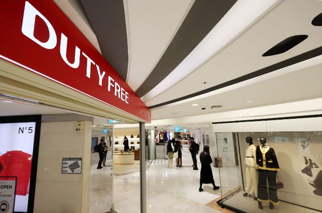 계엄사태 여파로 외국인 관광객 수가 줄 것이라는 전망이 나오고 환율이 높아지면서 면세업계의 어려움이 가중될 것으로 보인다. 지난달 서울 소재 한 면세점이 한산한 모습을 보이고 있다. /사진=뉴시스