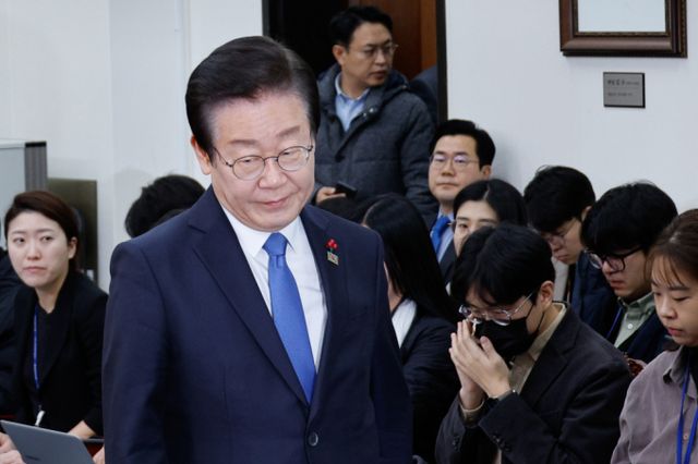 방송인 김어준씨가 12·3 비상계엄 사태 당시 "체포돼 이송되는 한동훈 (국민의힘 대표를) 사살하려 한다"는 미확인 제보를 받았다고 증언한 것에 대해 이재명 더불어민주당 대표가 "어처구니없는 일"이라면서도 "충분히 그런 계획을 했을 만한 집단"이라고 밝혔다.이재명 더불어민주당 대표가 13일 오전 서울 여의도 국회에서 윤석열 탄핵 관련 성명을 발표하기 위해 입장하고 있는 모습. /사진=뉴스1