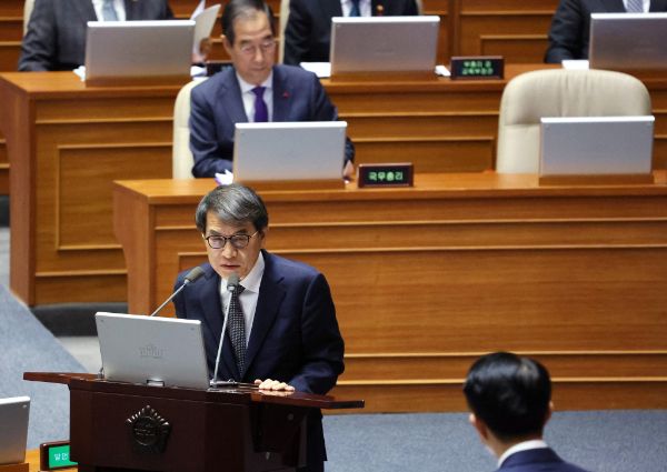 선관위는 윤 대통령의 총선 부정선거 의혹 제기에 대해 비판적 입장을 밝혔다. 사진은 노태악 중앙선거관리위원장이 13일 오후 서울 여의도 국회에서 열린 제419회국회(임시회) 제3차 본회의 윤석열 대통령 위헌적 비상계엄 선포 내란 행위 관련 긴급현안질문에서 발언하는 모습. /사진=뉴시스