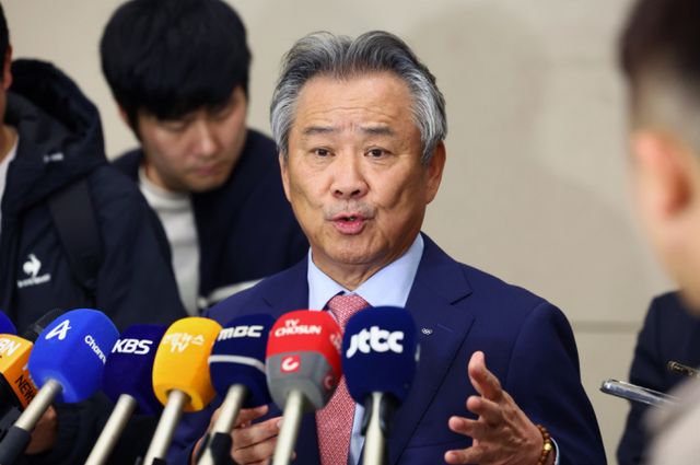 이기흥 대한체육회장이 직무 정지 처분 효력 정지 가처분 신청을 제기했으나 패소했다. 사진은 지난달 13일 인천국제공항 제2여객터미널에서 기자들의 질문에 답변 중인 이기흥 대한체육회장. /사진=뉴시스