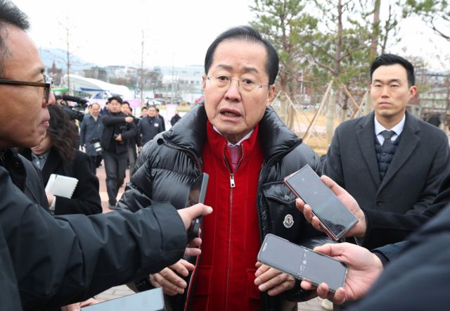 홍준표 대구시장이 윤석열 대통령이 탄핵될 가능성이 높다고 말했다. 사진은 홍 시장이 윤 대통령 2차 탄핵소추안 표결을 하루 앞둔 13일 오전 대구 서구 서대구역에서 열린 대경선(대구경북선) 광역철도 개통식을 마친 뒤 취재진 질문에 답하고 있는 모습. /사진=뉴스1