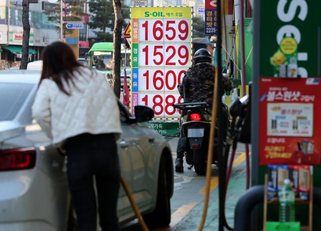 서울 시내의 한 주유소에 유가정보가 표시되어 있다. / 사진=뉴시스 이영환 기자 /사진=이영환