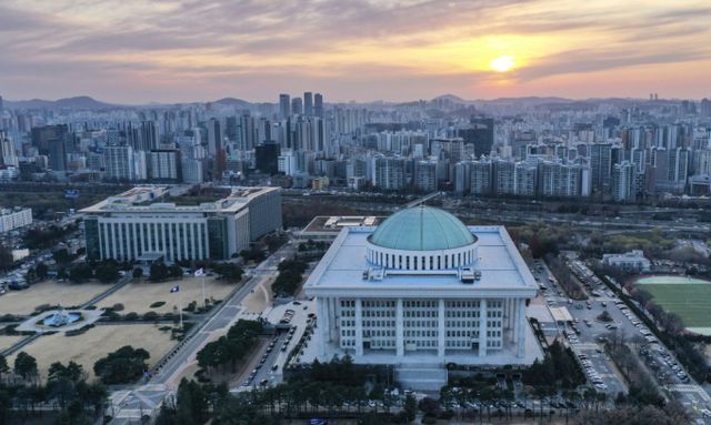 대통령실이 14일 윤석열 대통령 탄핵소추안 표결을 앞두고 긴장감 속 상황을 주시하고 있다. 사진은 지난 13일 오후 서울 여의도 국회의사당이 보이는 모습. /사진=뉴시스 
