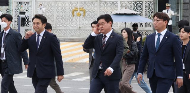 윤석열 대통령 탄핵소추안이 가결됨에 따라 한덕수 대통령권한대행에 대한 전담 경호대를 편성했다. 사진은 서울 용산구 대통령 집무실 앞 모습./사진=뉴시스